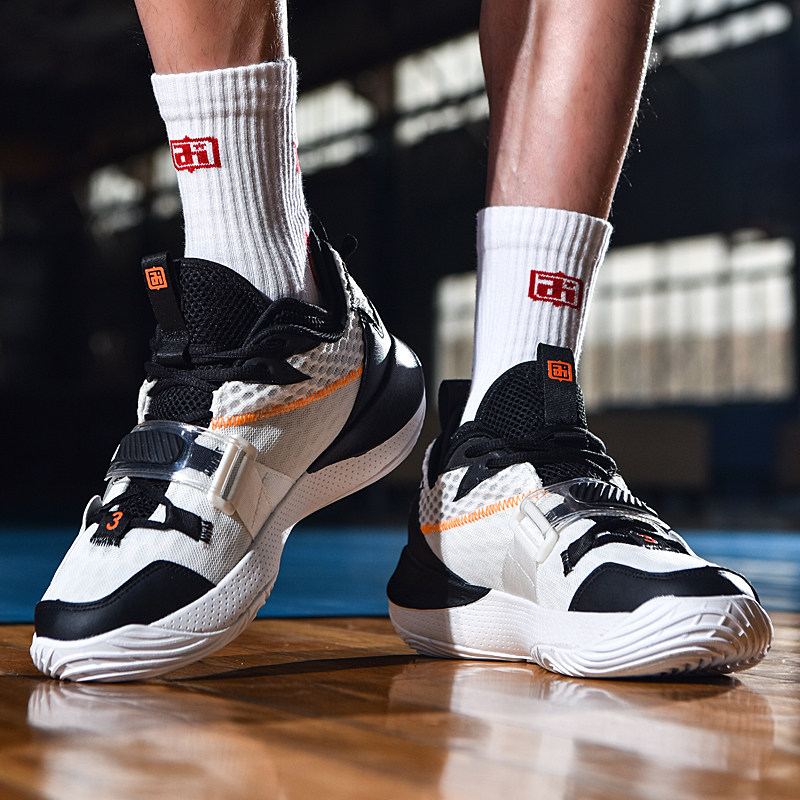 澳超半场：维尔格斯空门破僵，墨尔本胜利暂1-0阿德莱德联（澳超半场战报：维尔格斯空门先拔头筹，墨尔本胜利暂以1-0领先阿德莱德联）