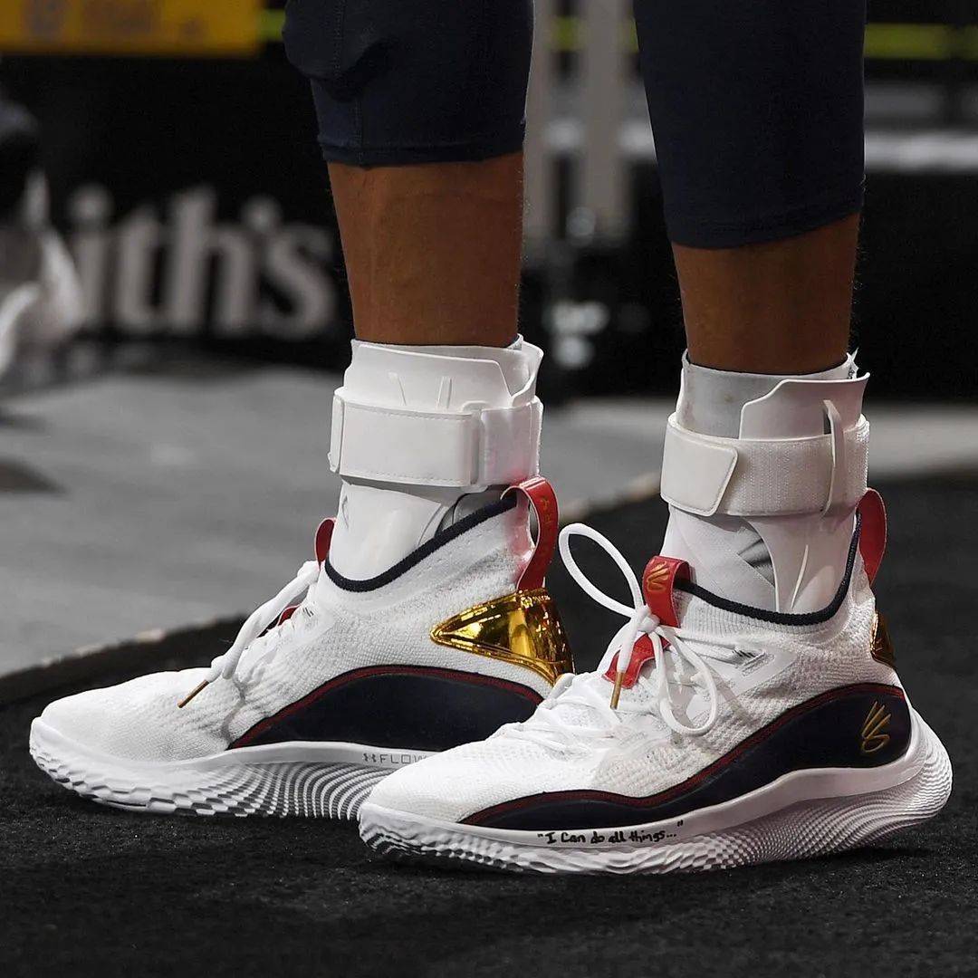 姆巴佩对阵赫罗纳时与第四官员发生争执：我说话的时候看着我！（姆巴佩战赫罗纳与第四官员爆发口角： ＂我说话时看着我！）