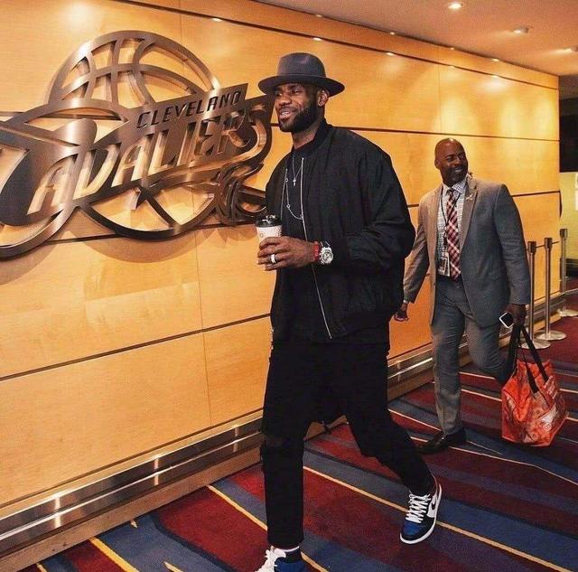 马拉松“最快女护士”因违规兼职取酬，被医院警告处分6个月（马拉松“最快女护士”因违规兼职获酬，遭医院给予6个月警告处分）