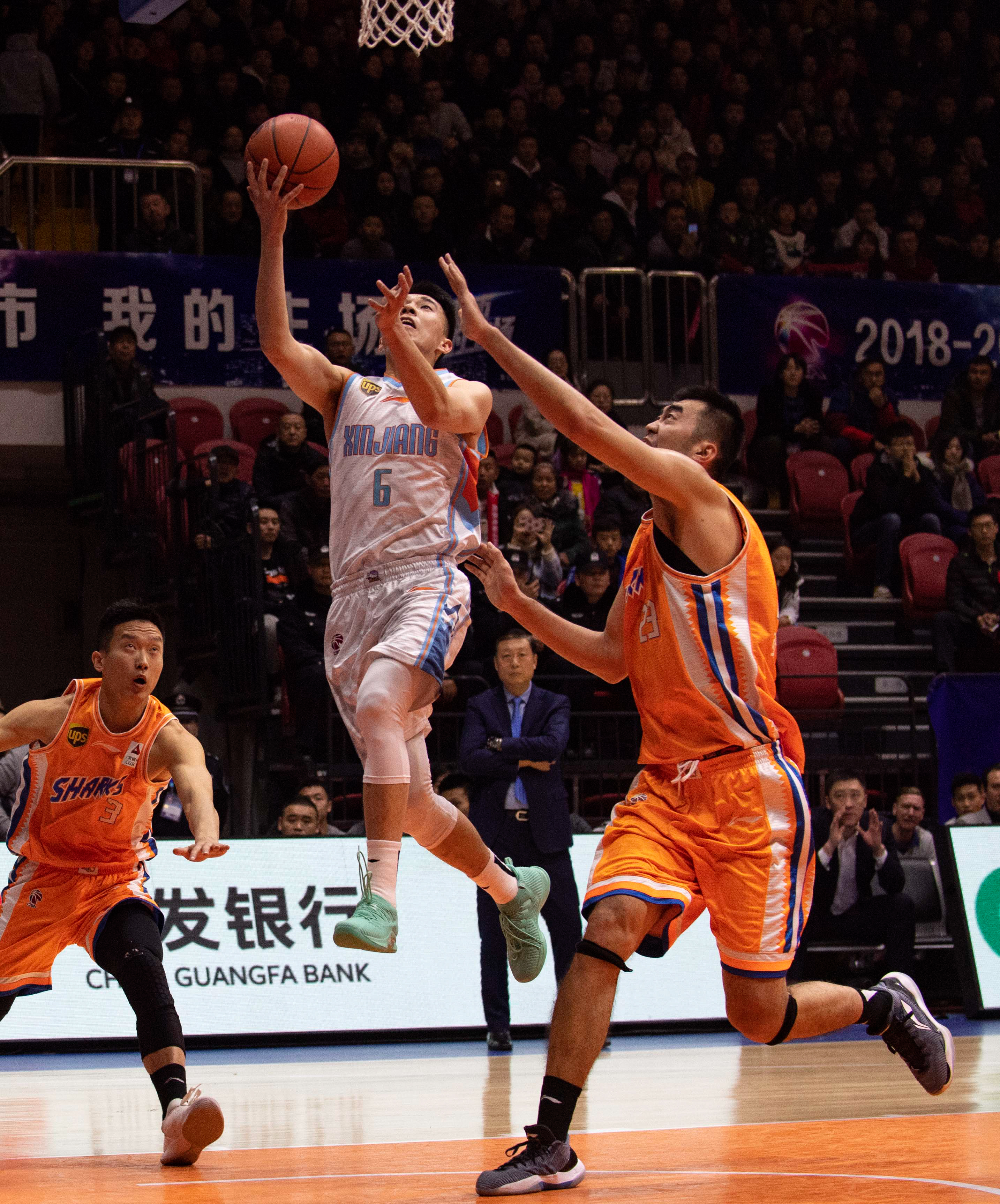 皇马名宿桑奇斯：希望当场上出现混乱时，队中有人来维持秩序（皇马传奇桑奇斯：盼有人在场面混乱时站出来稳住局面）