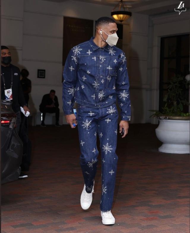 篮球CBA季后赛门票售罄，黄牛加价300%（CBA季后赛一票难求，黄牛价飙至原价三倍）